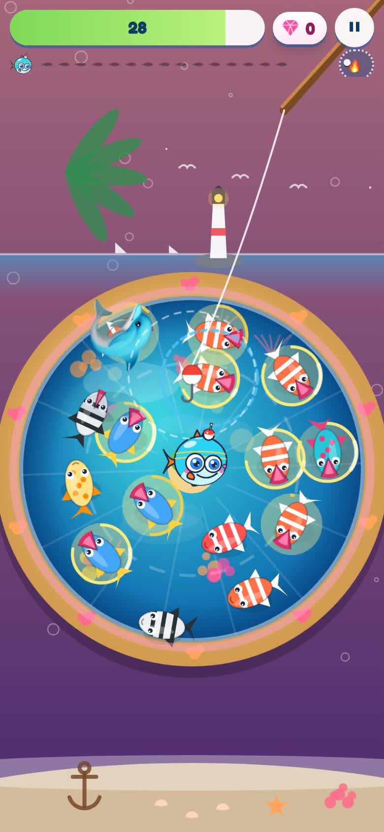 Spielszene: Korallenbucht, Level 34 — der Delfin springt, stibitzt einen zu lang offenen Fisch, und die Pfeif-Karte bietet an, ihn zurückzurufen