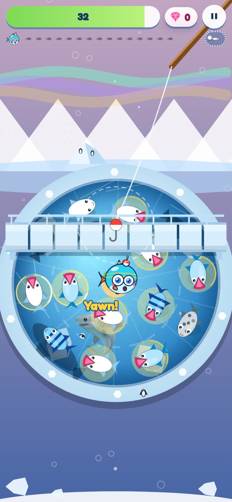 Spielszene: Eisbucht, Level 45 — die Hai-Zeile der Karte, Go, der Hai treibt herein und gähnt über einem Fisch, ein Tipp verscheucht ihn, er kommt zurück, und der Biss landet: ein Fisch weg, die Zwei-Sterne-Grenze